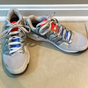 Women’s size 6.5 Nike Tennis shoes (for the court) in good condition.